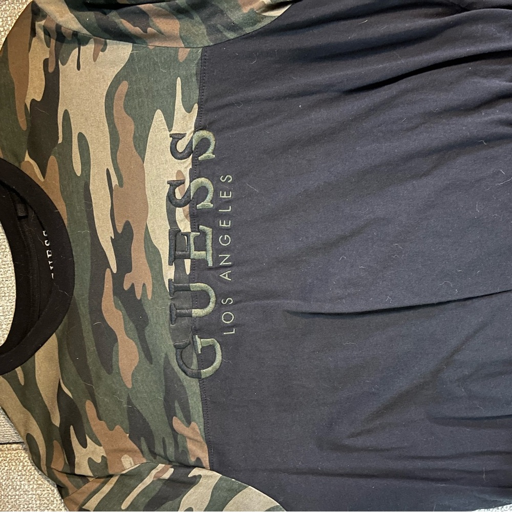 GUESS! Tee shirt